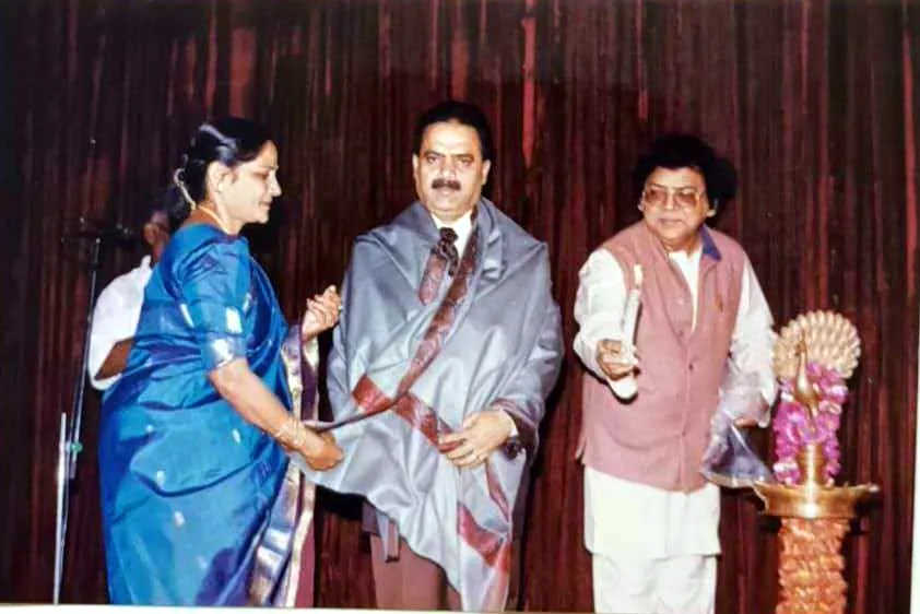 A guest honoured with a shawl and memento