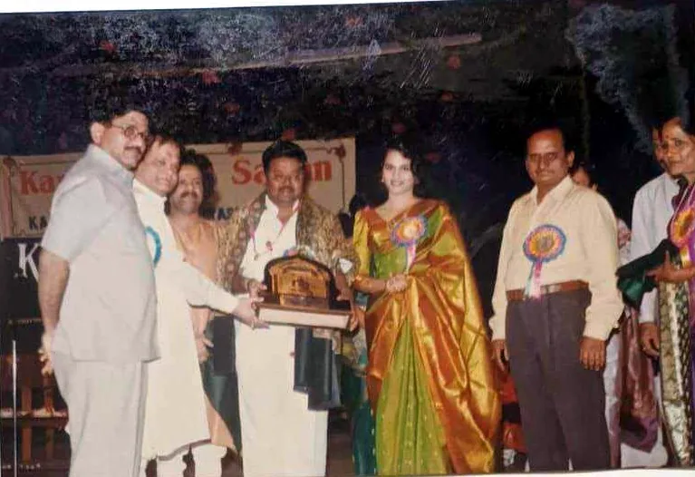 Presenting a memento to an honoured guest